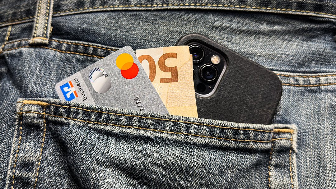 Kreditkarte und Geldscheine in Hosentasche