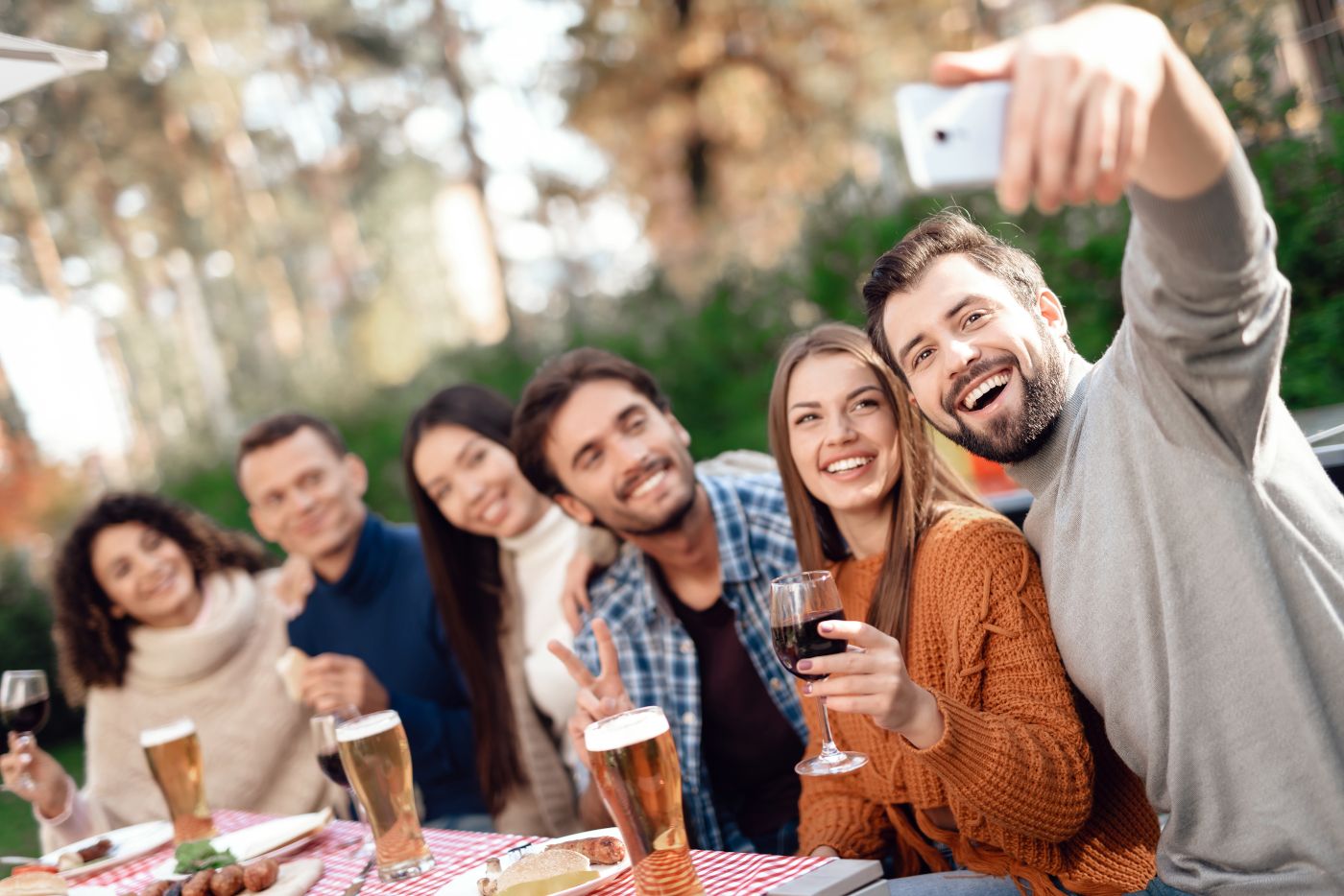 Gruppe von Gästen im Biergarten